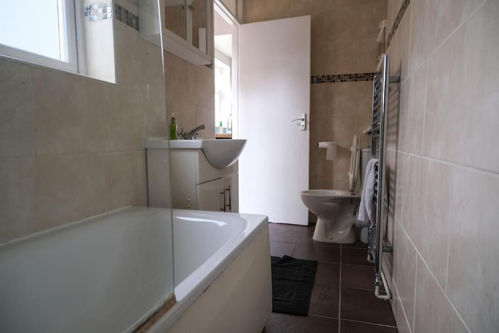4 Bedroom House In Turnpike Lane/Wood Green London Exteriör bild