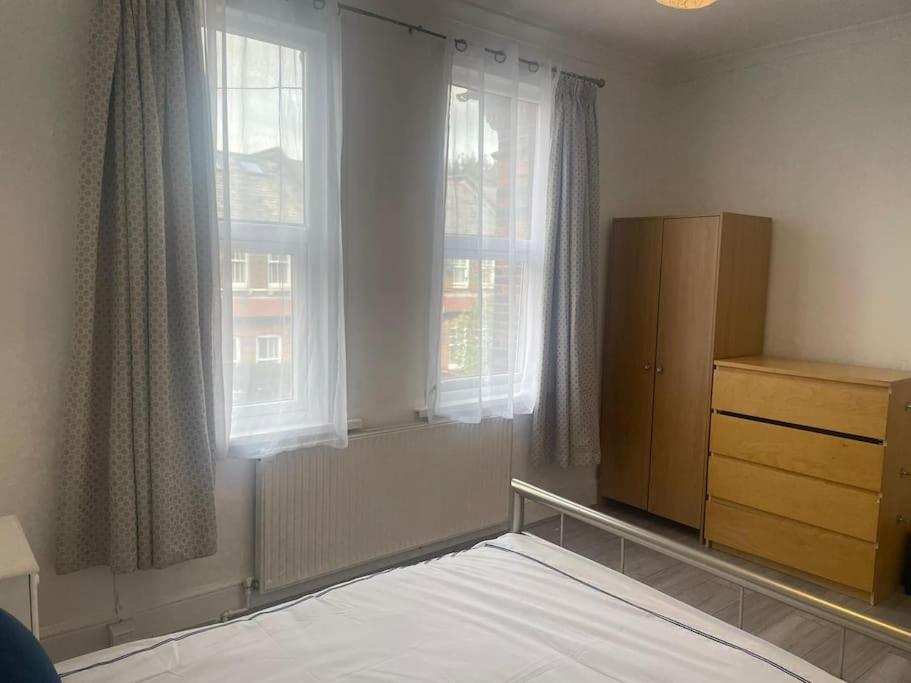 4 Bedroom House In Turnpike Lane/Wood Green London Exteriör bild