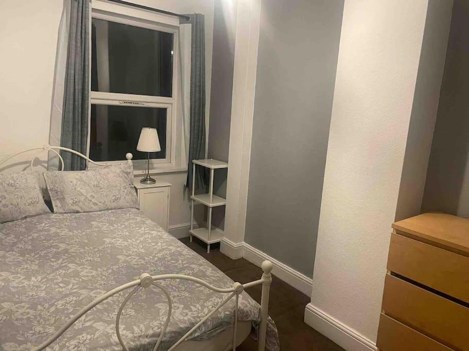4 Bedroom House In Turnpike Lane/Wood Green London Exteriör bild