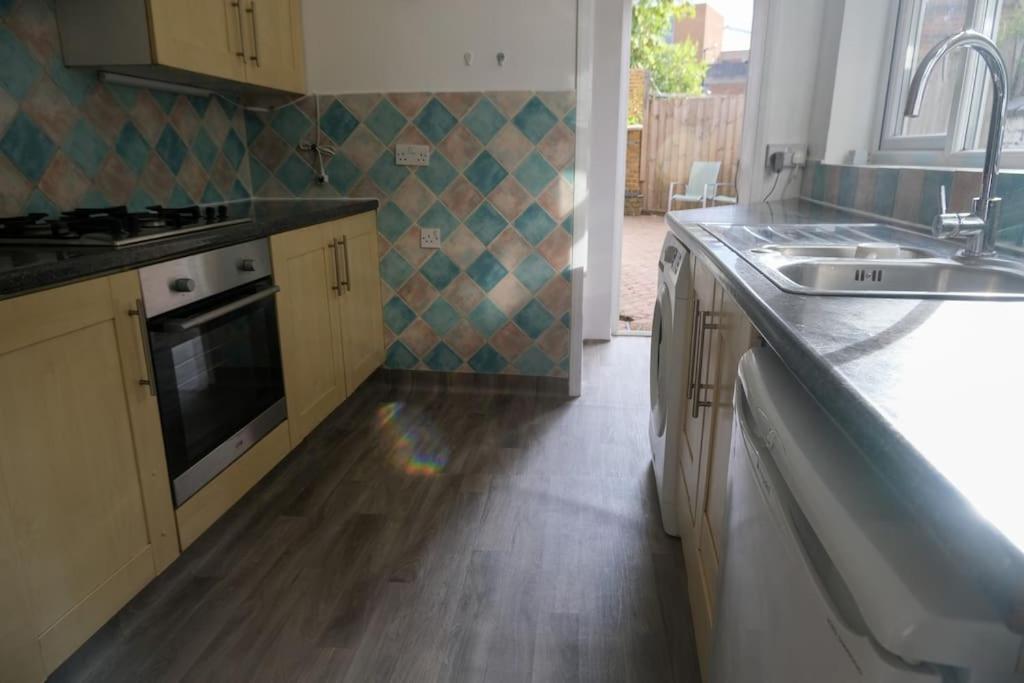 4 Bedroom House In Turnpike Lane/Wood Green London Exteriör bild