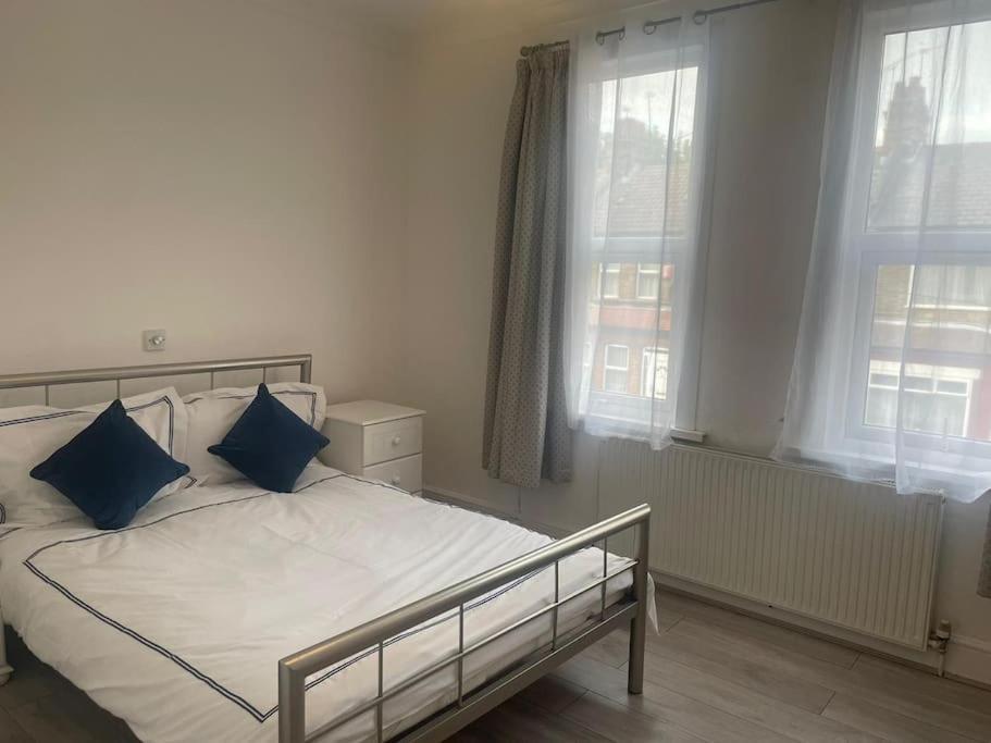 4 Bedroom House In Turnpike Lane/Wood Green London Exteriör bild