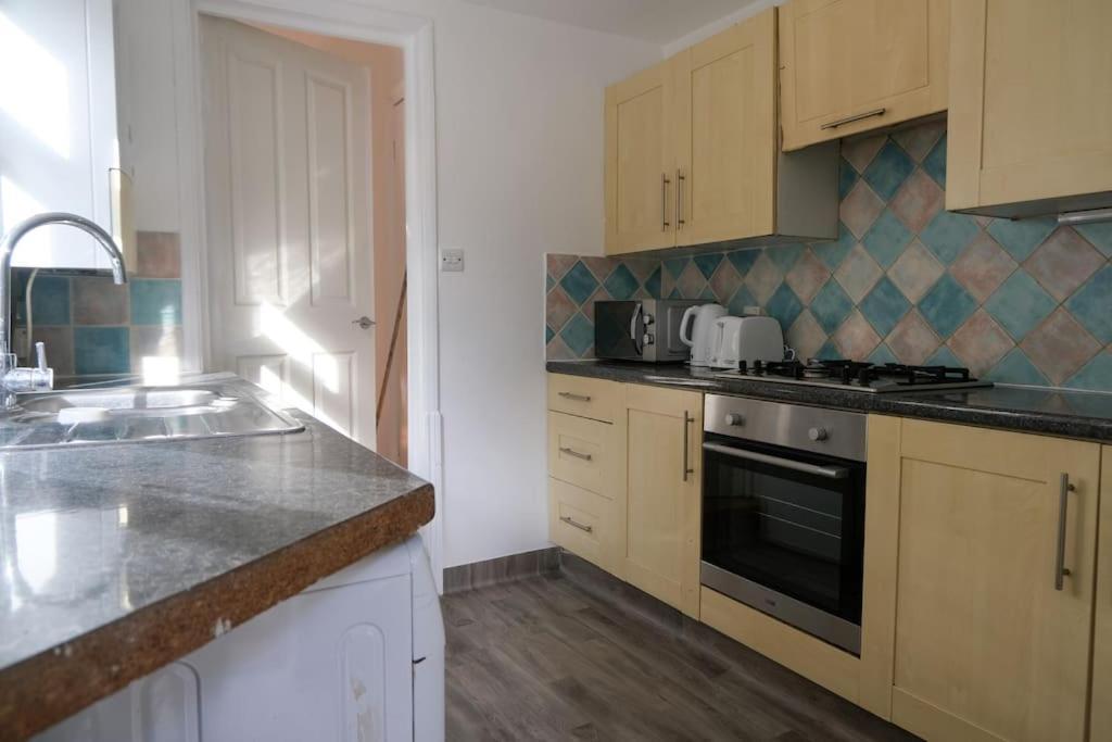 4 Bedroom House In Turnpike Lane/Wood Green London Exteriör bild