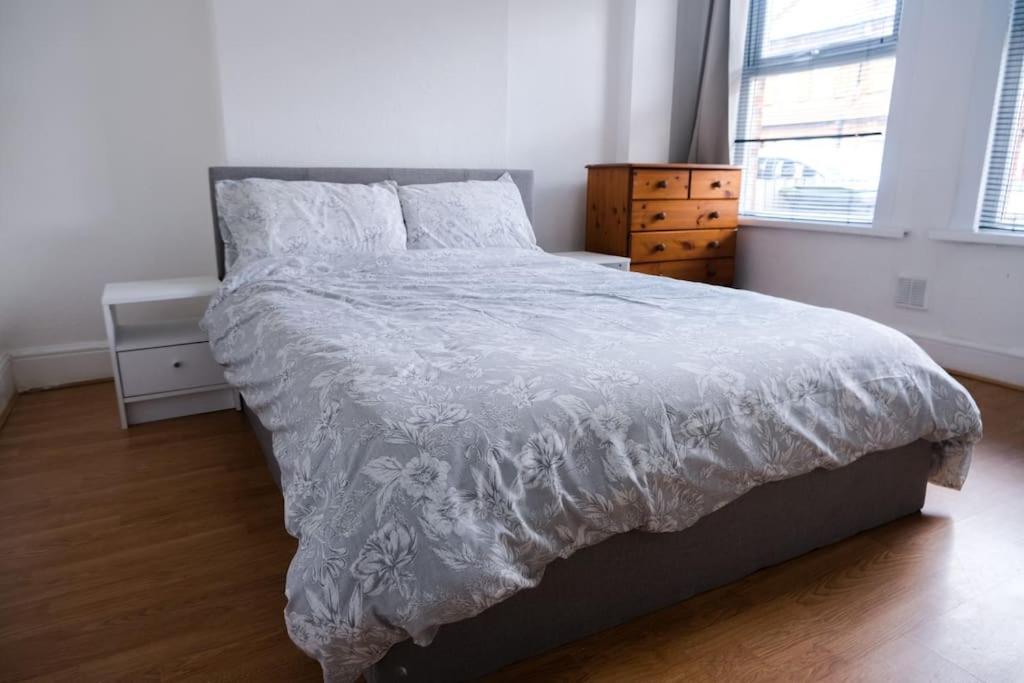 4 Bedroom House In Turnpike Lane/Wood Green London Exteriör bild
